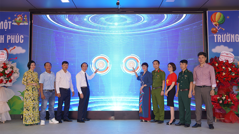 Ảnh 2: Đại biểu, lãnh đạo địa phương và Ban Giám hiệu Trường Tiểu học PcD thực hiện nghi thức khởi động, chính thức khai giảng năm học mới 2025-2026.