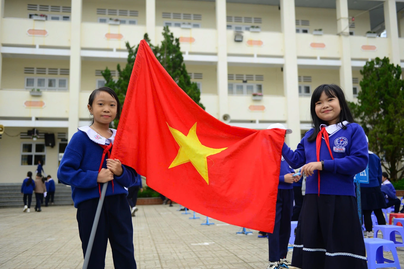 6h30 ngày 5/9, sân Trường Tiểu học Đa Thiện, phường Lâm Viên - Đà Lạt, tỉnh Lâm Đồng rực rỡ cờ hoa, học sinh hân hoan đến trường. Em Hoàng Anh, học sinh lớp 4A, dậy từ 5h sáng và được ba mẹ đưa đến trường để dự lễ khai giảng năm học mới. 6h30 ngày 5/9, sân Trường Tiểu học Đa Thiện, phường Lâm Viên - Đà Lạt, tỉnh Lâm Đồng rực rỡ cờ hoa, học sinh hân hoan đến trường. Em Hoàng Anh, học sinh lớp 4A, dậy từ 5h sáng và được ba mẹ đưa đến trường để dự lễ khai giảng năm học mới.