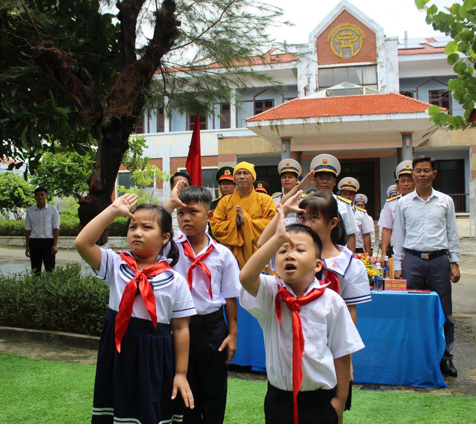 Học sinh Đặc khu Trường Sa chào cờ và hát Quốc ca trước khi bắt đầu Lễ khai giảng. Học sinh Đặc khu Trường Sa chào cờ và hát Quốc ca trước khi bắt đầu Lễ khai giảng.