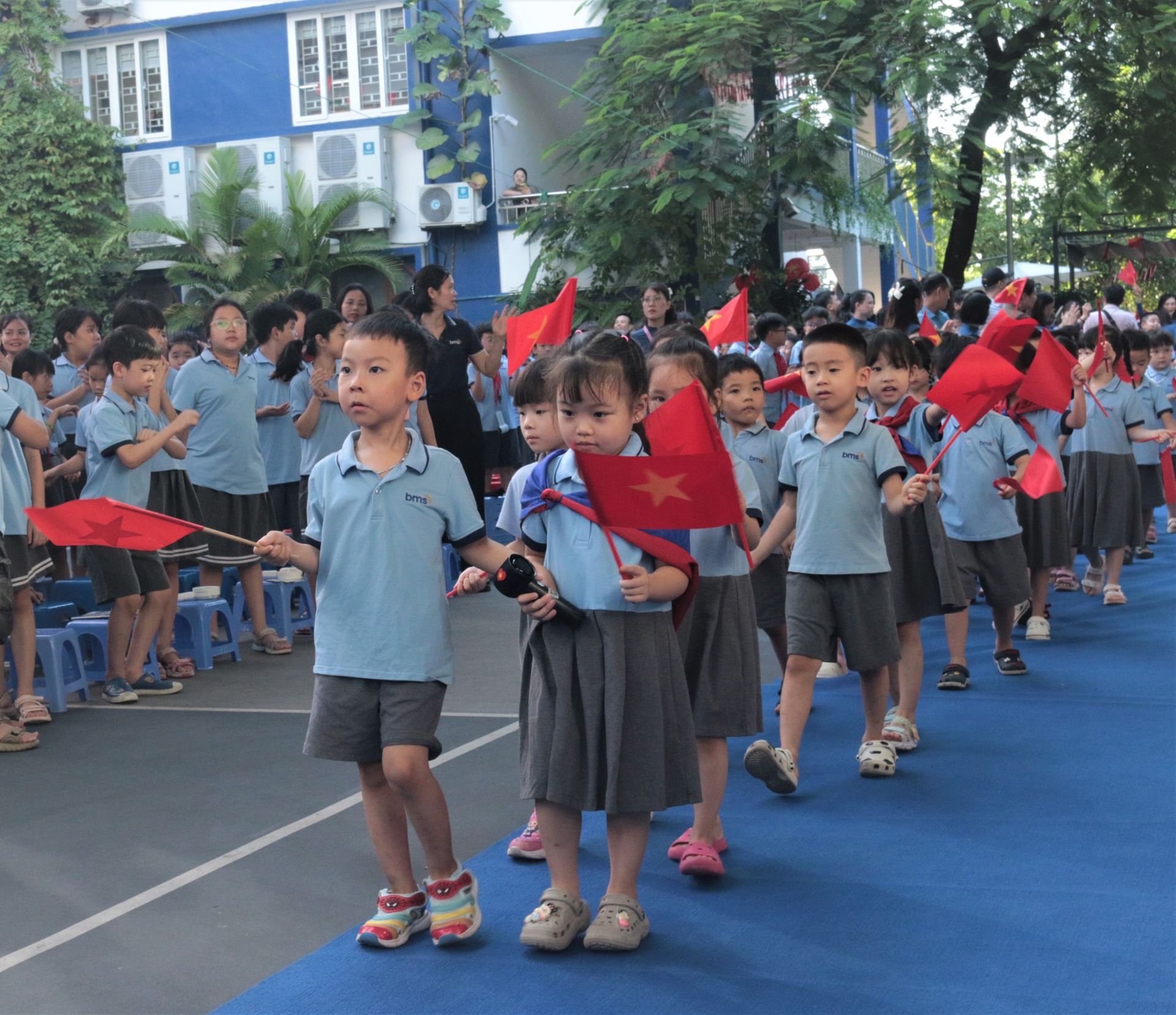 Ban Giám hiệu cùng thầy cô nhà trường đón các em học sinh lớp 1.