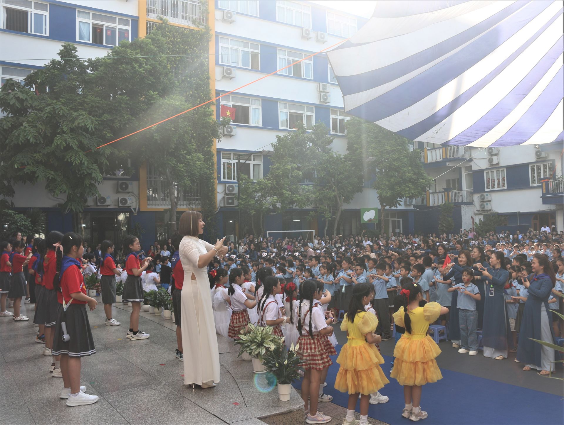 Học sinh toàn trường cùng thể hiện ca khúc “Viết tiếp câu chuyện hòa bình”.
