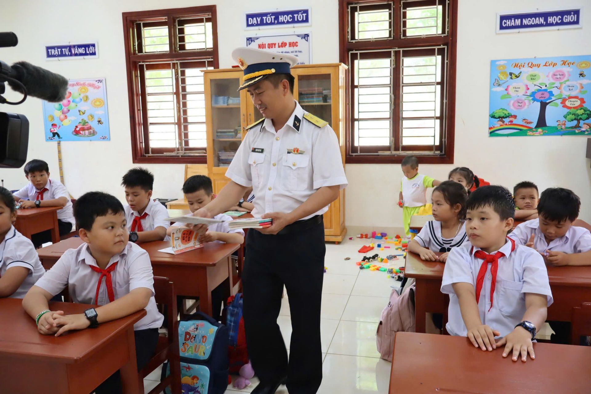 Lãnh đạo chỉ huy, đảo Đá Tây tặng sách vở cho các cháu nhân dịp năm học mới. Lãnh đạo chỉ huy, đảo Đá Tây tặng sách vở cho các cháu nhân dịp năm học mới.