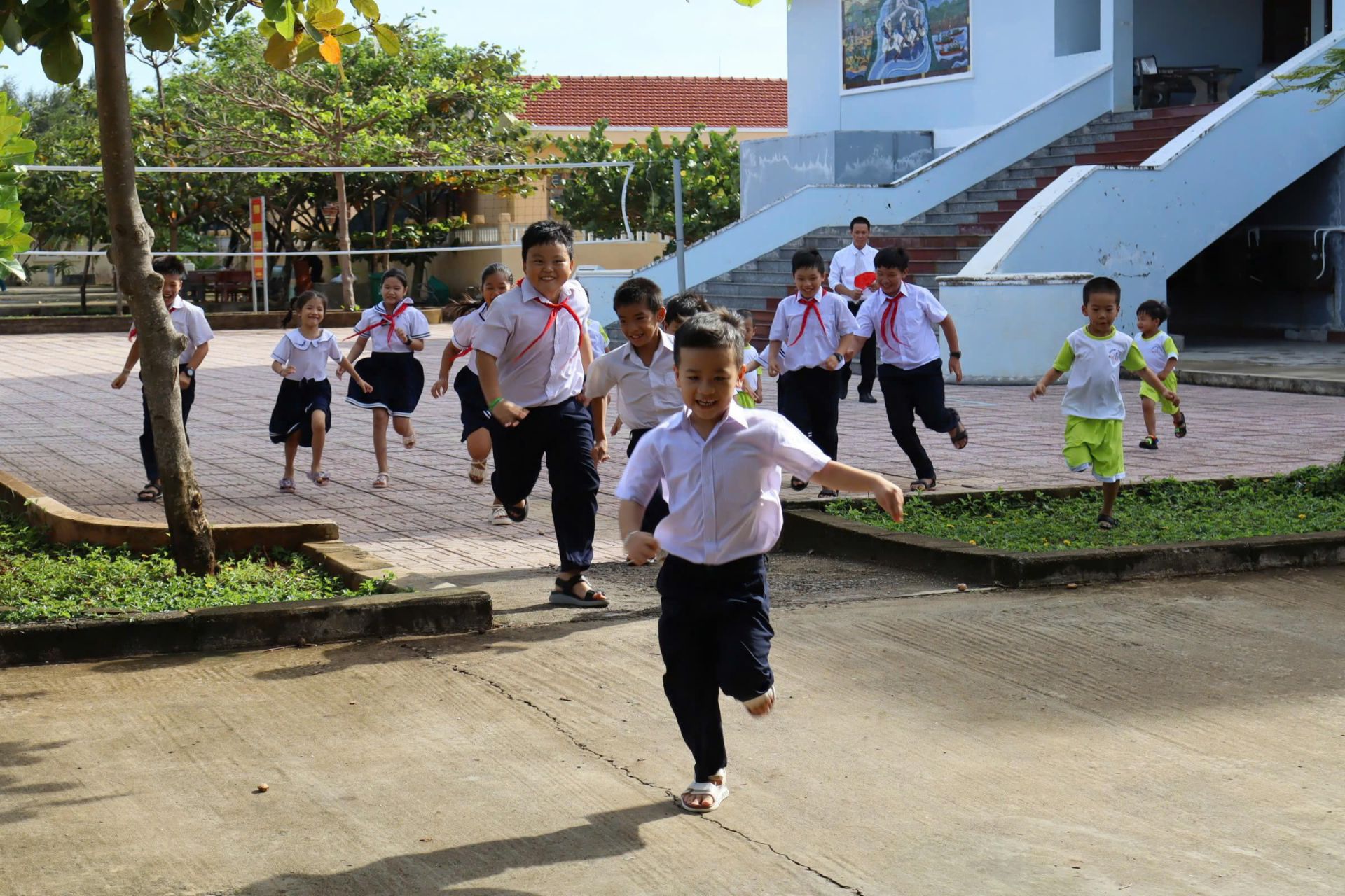 Niềm vui tới trường trên Đặc khu Trường Sa. Niềm vui tới trường trên Đặc khu Trường Sa.