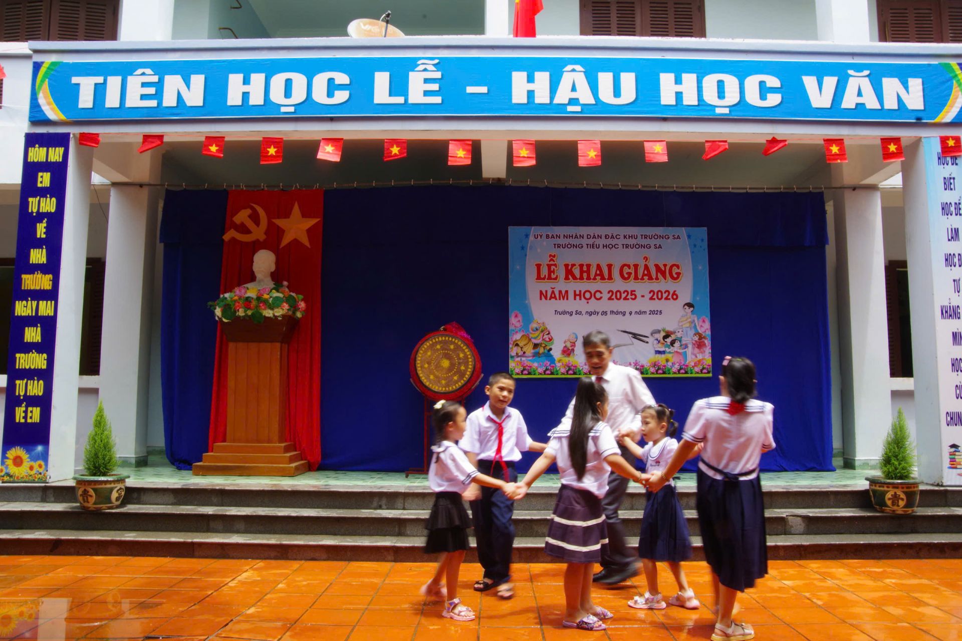 Thầy giáo Lê Xuân Hạnh cùng các bạn học sinh tại điểm trường Tiểu học Trường Sa. Thầy giáo Lê Xuân Hạnh cùng các bạn học sinh tại điểm trường Tiểu học Trường Sa.