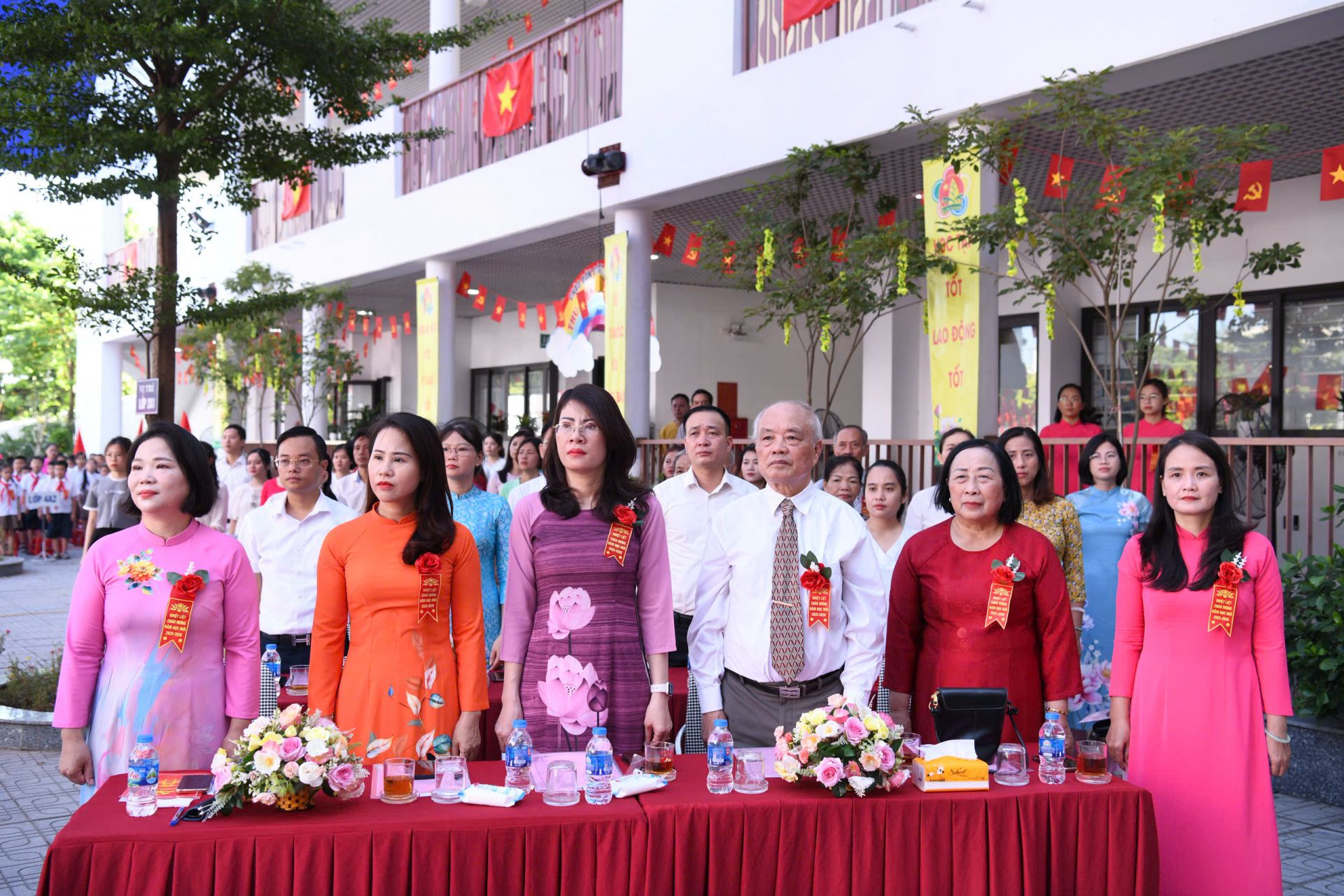 Cô và trò trường Tiểu học Trần Phú (phường Lĩnh Nam) Cô và trò trường Tiểu học Trần Phú (phường Lĩnh Nam)