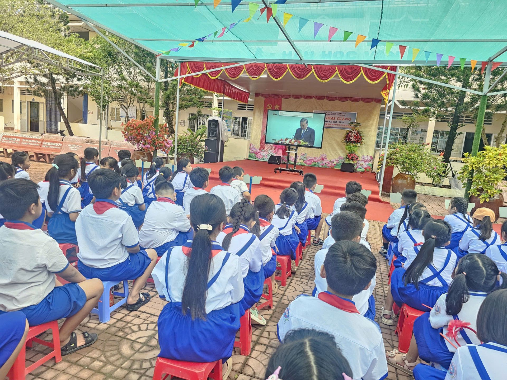 Nơi Cà Mau xa xôi, 450 học sinh cùng quý thầy cô kết nối trực tuyến Lễ khai giảng toàn quốc trên VTV1, bước vào năm học mới với nhiều hoạt động sôi nổi. Nơi Cà Mau xa xôi, 450 học sinh cùng quý thầy cô kết nối trực tuyến Lễ khai giảng toàn quốc trên VTV1, bước vào năm học mới với nhiều hoạt động sôi nổi.