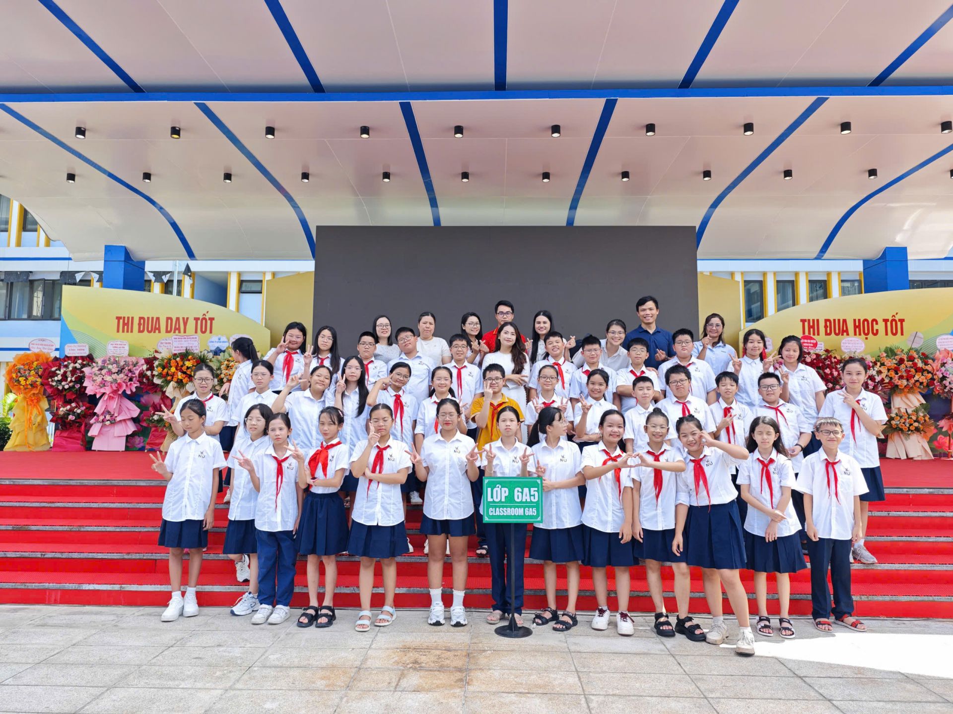 Cô và trò lớp 6A5 trường THCS Nguyễn Như Uyên (phường Yên Hòa, quận Cầu Giấy) trong ngày khai giảng đầu tiên Cô và trò lớp 6A5 trường THCS Nguyễn Như Uyên (phường Yên Hòa, quận Cầu Giấy) trong ngày khai giảng đầu tiên