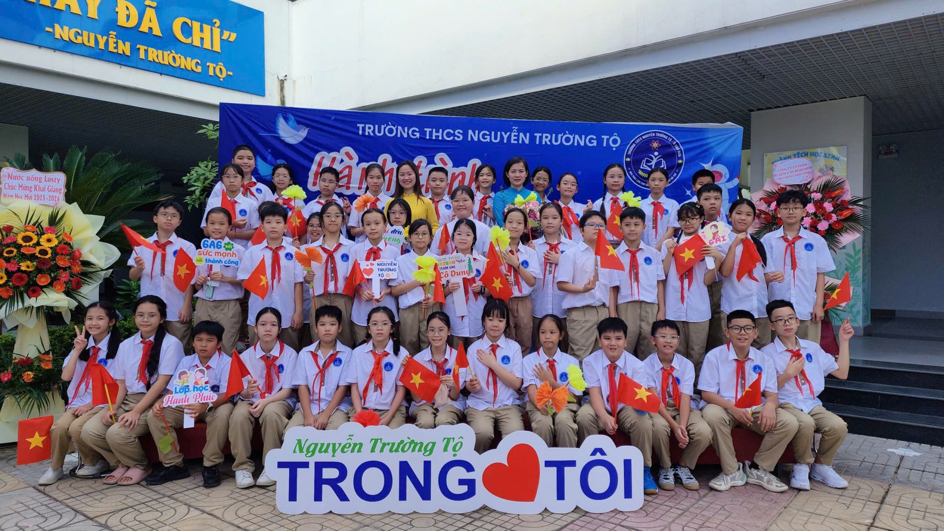 Tập thể Cô trò Lớp song ngữ Pháp 6A6, Trường THCS Nguyễn Trường Tộ (Hà Nội) náo nức Ngày khai giảng ạ Tập thể Cô trò Lớp song ngữ Pháp 6A6, Trường THCS Nguyễn Trường Tộ (Hà Nội) náo nức Ngày khai giảng ạ