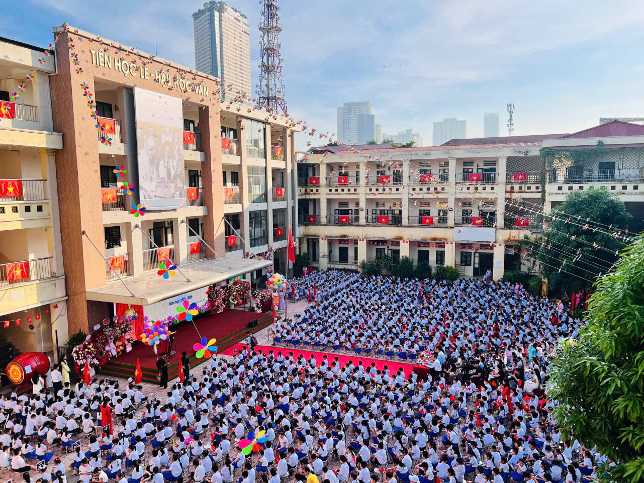 Nhà giáo Lê Trung Tuấn – Bí thư Đảng bộ, Hiệu trưởng trường Tiểu học Nguyễn Trãi (phường Hà Đông) đánh những hồi trống dài đầy khí thế, mở đầu cho một năm học mới hứng khởi. 