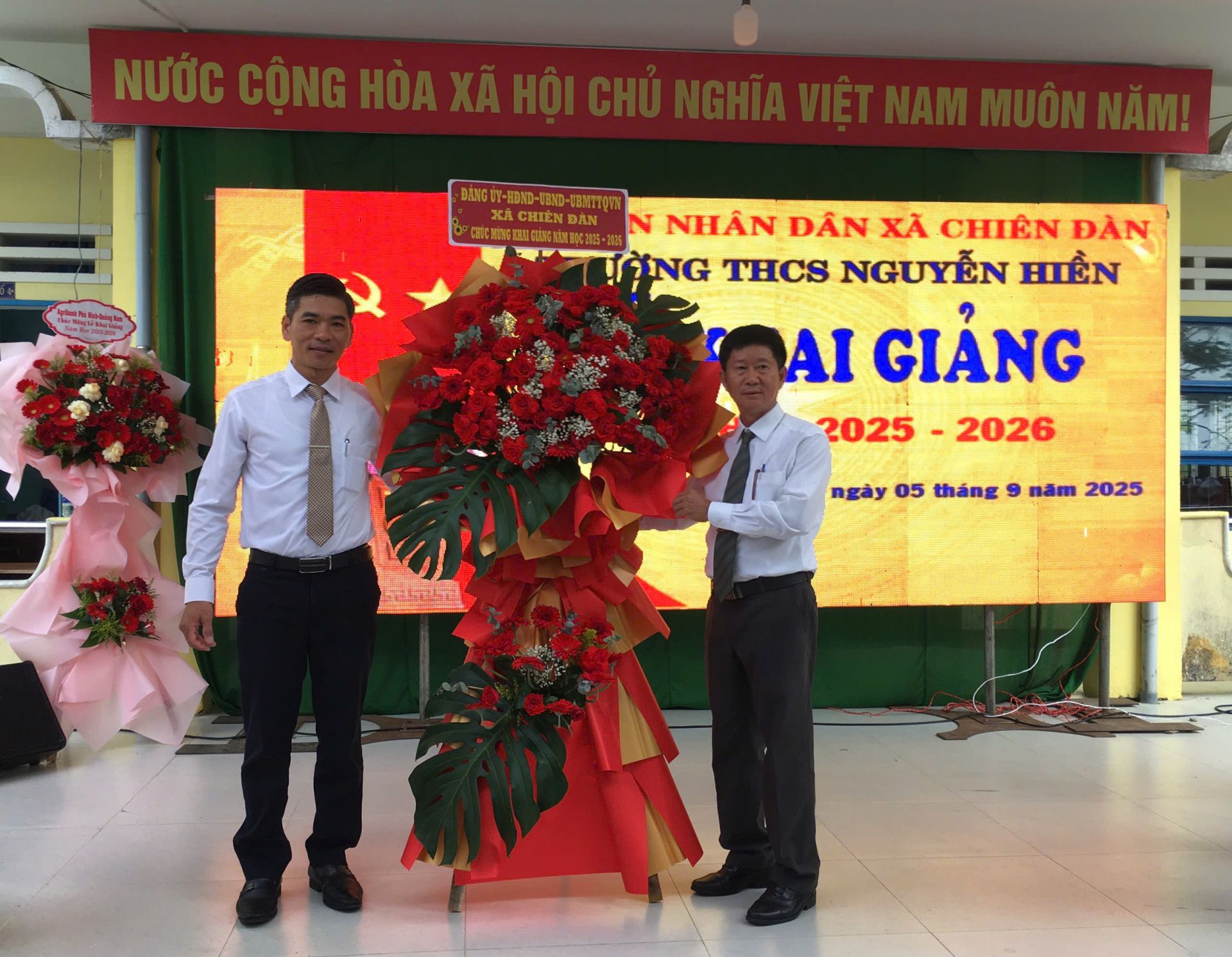 Thầy Phạm Ngọc Em, Hiệu Trưởng Trường THCS Nguyễn Hiền, Xã Chiên Đàn TP Đà Nẵng, nhận hoa chúc mừng năm học mới của lãnh đạo UBND xã Chiên Đàn
