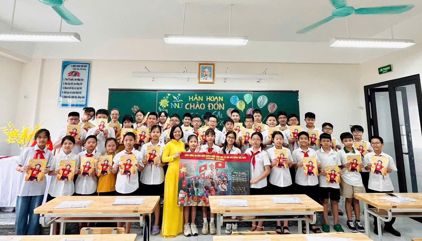 Cô trò lớp 6A1 check-in cùng phụ bản đặc biệt của Báo Thiếu niên Tiền phong và Nhi đồng. Cô trò lớp 6A1 check-in cùng phụ bản đặc biệt của Báo Thiếu niên Tiền phong và Nhi đồng.