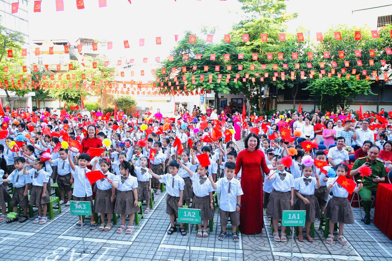 chúc mừng cho niềm vui đó, các ban ngành, đoàn thể đã gửi lời chúc mừng đến cô trò trường TH Thúy Lĩnh bằng những lẵng hoa tươi thắm. 