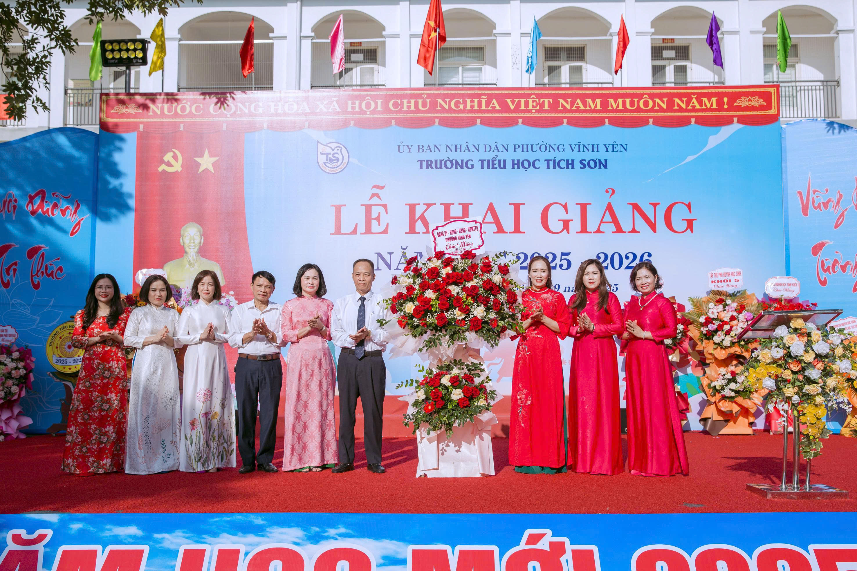 
Nhà giáo Chu Thị Ngọc Trâm – Hiệu trưởng Trường Tiểu học Tích Sơn cùng các đại biểu, giáo viên nhà trường nhận hoa chúc mừng nhân dịp khai giảng năm học 2025-2026.