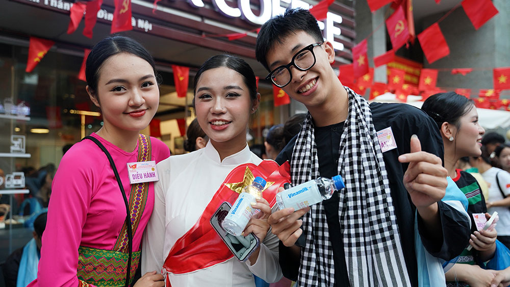 Giữa những ngày tập luyện miệt mài, các khối quần chúng và khối văn hóa – thể thao hào hứng đón nhận nguồn dinh dưỡng thiết thực từ Vinamilk.