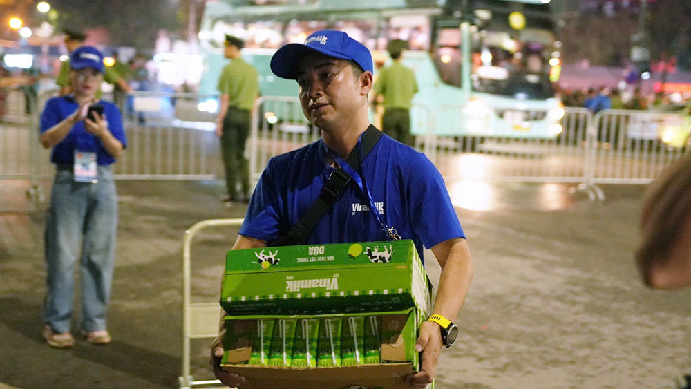 Từ tờ mờ sáng, 15 điểm tiếp ứng dinh dưỡng của Vinamilk dọc các tuyến đường trọng yếu đã sẵn sàng vận chuyển đầy đủ sản phẩm, đón chào người dân ghé qua.