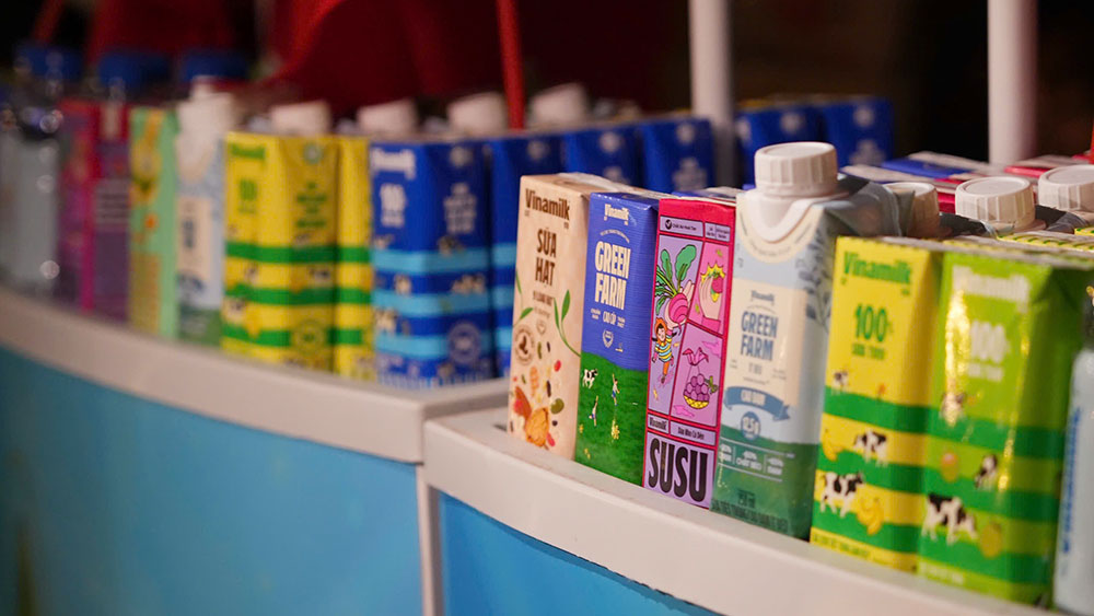 Gần 1 triệu sản phẩm dinh dưỡng quen thuộc của Vinamilk – từ sữa tươi tiệt trùng, sữa hạt đến nước trái cây, nước dừa tươi, nước đóng chai – được chuẩn bị kỹ lưỡng, trao đi bằng cả sự trân trọng.