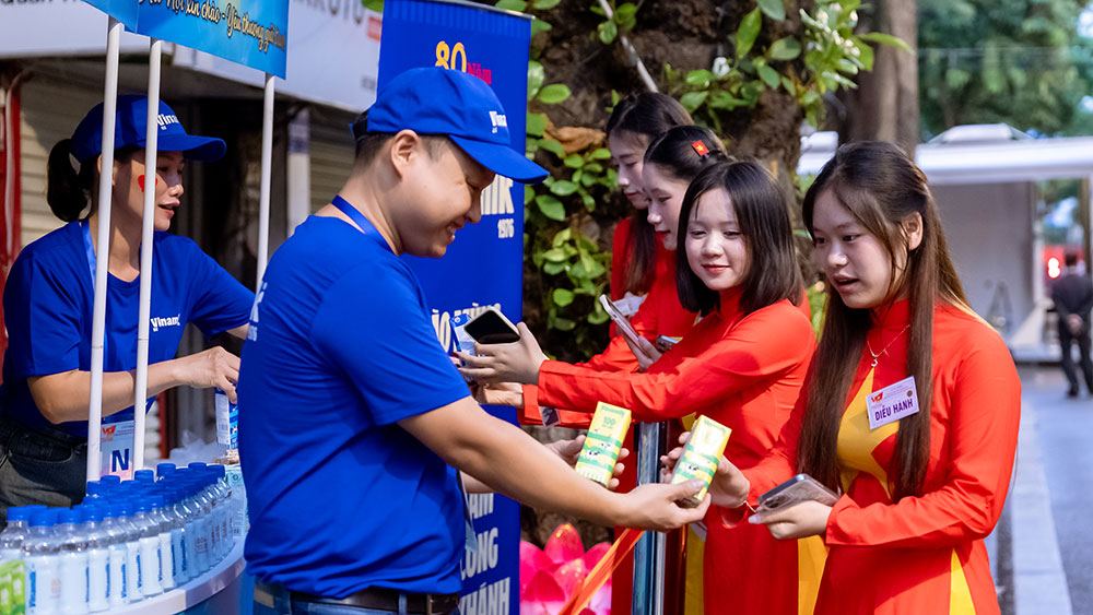  Vinamilk trân trọng trao những món quà dinh dưỡng. 