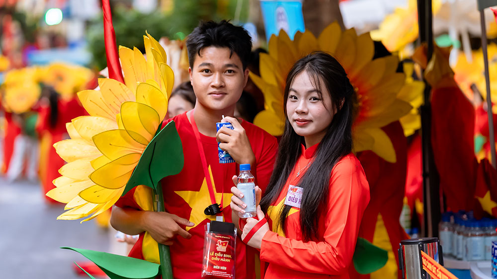 Các đại biểu của Khối Văn hóa – Thể thao tranh thủ tiếp ứng dinh dưỡng trong giờ giải lao. Nước mát, sữa ngon và giàu dinh dưỡng của Vinamilk giúp mọi người tràn đầy năng lượng suốt lễ diễu hành.