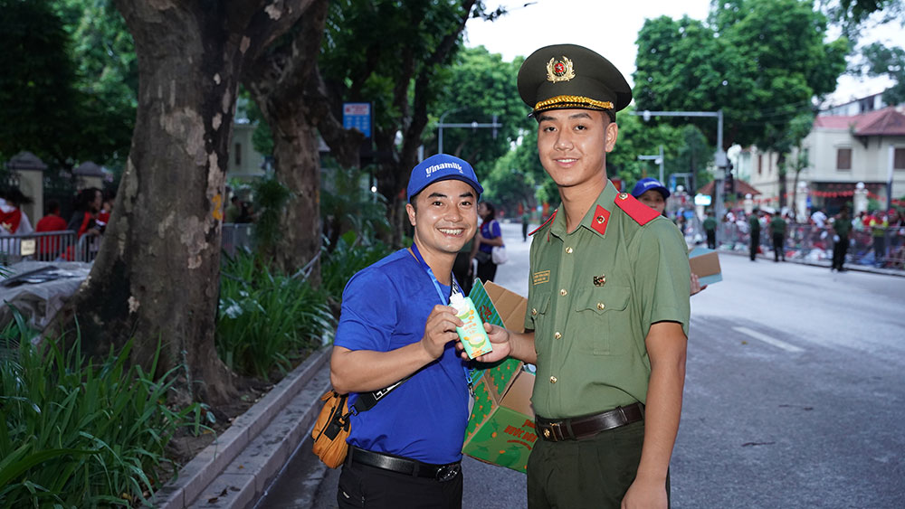  Những ngày vô cùng bận rộn nhưng cả chiến sĩ an ninh tham gia nhiệm vụ và nhân viên tiếp sức của Vinamilk đều được tái tạo năng lượng rất nhanh nhờ những sản phẩm dinh dưỡng của Vinamilk. 
