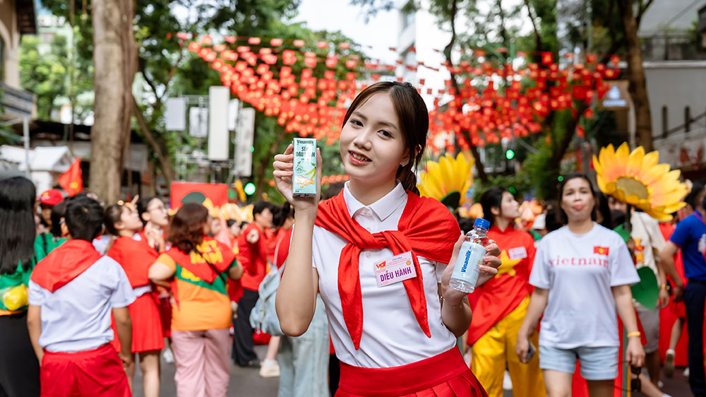 Các bạn trẻ chia sẻ rằng các bạn ấn tượng với mẫu mã bao bì của các sản phẩm dinh dưỡng Vinamilk. Các bạn cảm thấy rất vui và tự hào khi hôm nay được “diễu hành” cùng thương hiệu sữa quốc dân trong ngày vui toàn dân.