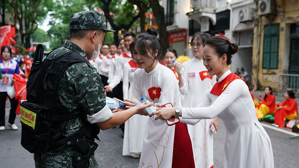  Tiếp nước giữa giờ làm nhiệm vụ. 