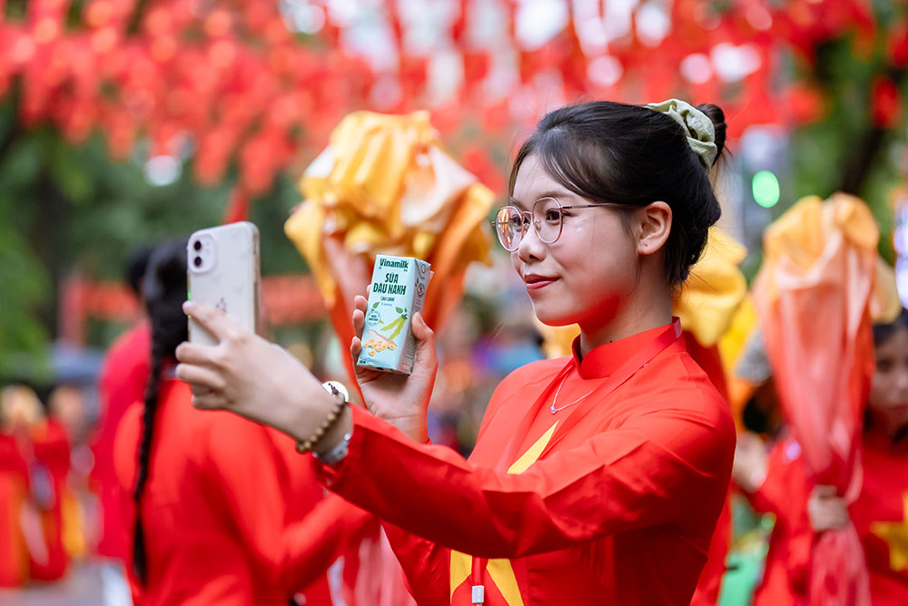 Các bạn trẻ tranh thủ selfie với các sản phẩm dinh dưỡng của Vinamilk.