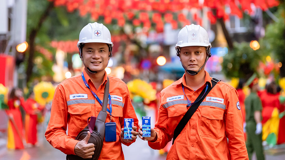 Những thanh niên khỏe mạnh của ngành điện lực cũng cần tiếp thêm dinh dưỡng để đảm bảo sức khỏe suốt thời gian thực hiện nhiệm vụ tại đại lễ.