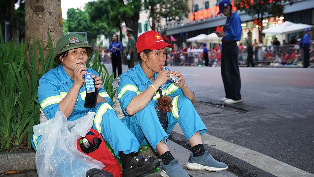 Phút nghỉ ngơi và tiếp thêm chút năng lượng bằng sữa tươi Vinamilk của các chị góp phần quan trọng để đại lễ diễn ra với những tuyến đường sạch sẽ, ngăn nắp.