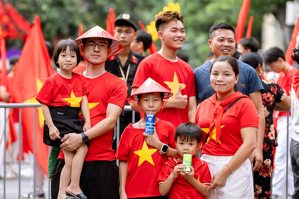  Nhiều đại gia đình đã đến với ngày hội lớn của non sông để con được chứng kiến, được cảm nhận và bắt đầu yêu tổ quốc từ những điều giản dị nhất. 