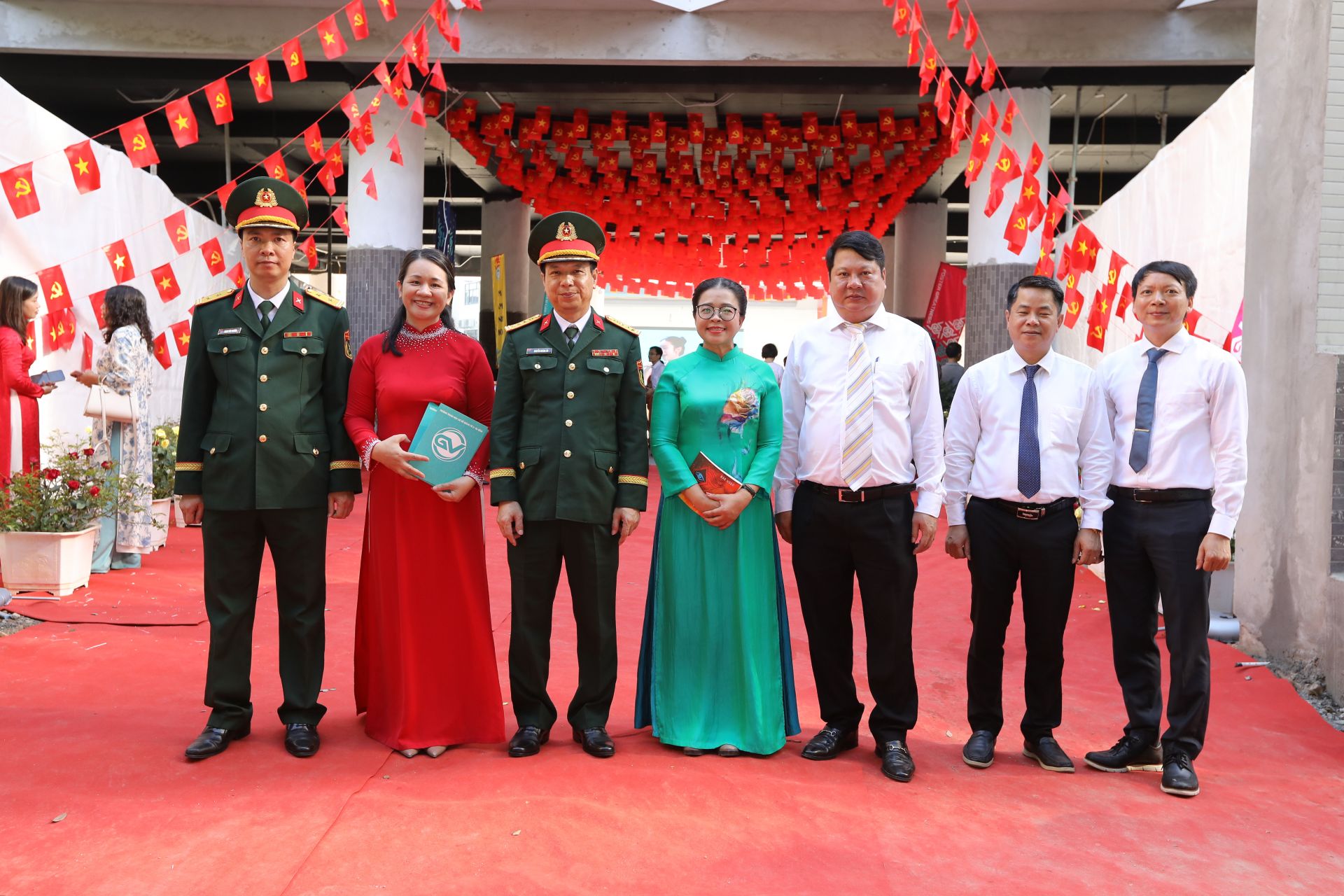 Các bác lãnh đạo cũng đến rất sớm cùng đón ngày Khai giảng tại “Ngôi trường Xanh Ngọc”.