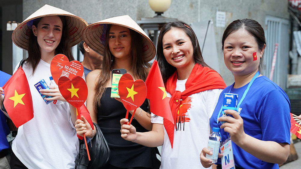 Không chỉ với người dân trong nước, không khí lễ hội đã lan tỏa đến với những người khách nước ngoài đang có mặt tại Hà Nội. Các cô gái nước ngoài hào hứng thưởng thức các sản phẩm sữa của Vinamilk tại 1 điểm tiếp sức dinh dưỡng.