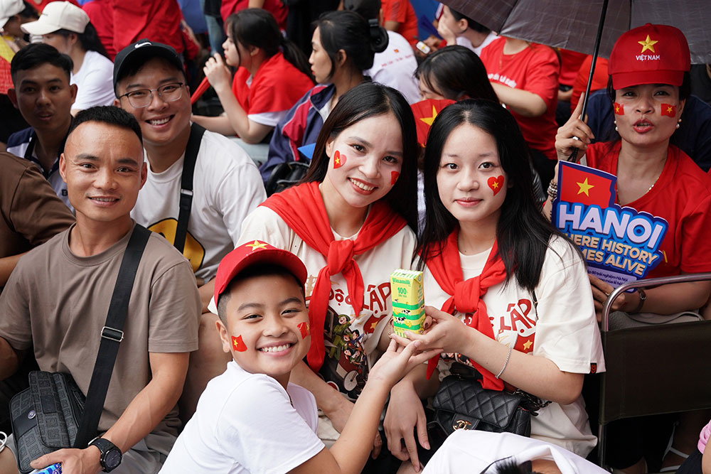  Gần 1 triệu sản phẩm dinh dưỡng bao gồm các dòng sữa tươi tiệt trùng như ít đường, không đường, dừa, chuối, cao đạm ít béo (Vinamilk, Vinamilk Green Farm,); sữa thực vật từ hạt và đậu nành cao canxi, nước trái cây rau củ Susu, nước dừa tươi, nước dừa tắc, nước uống đóng chai Vinamilk và Icy Premium,... đã cùng đồng hành với các lực lượng và người dân trong ngày hội non sông. 