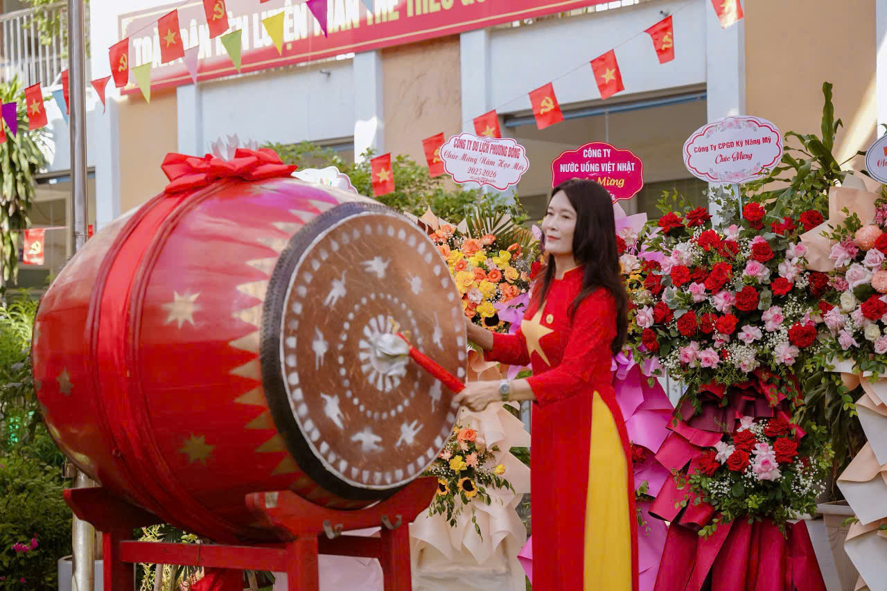 Cô Hiệu trưởng Nguyễn Thị Thịnh đánh trống khai trường.