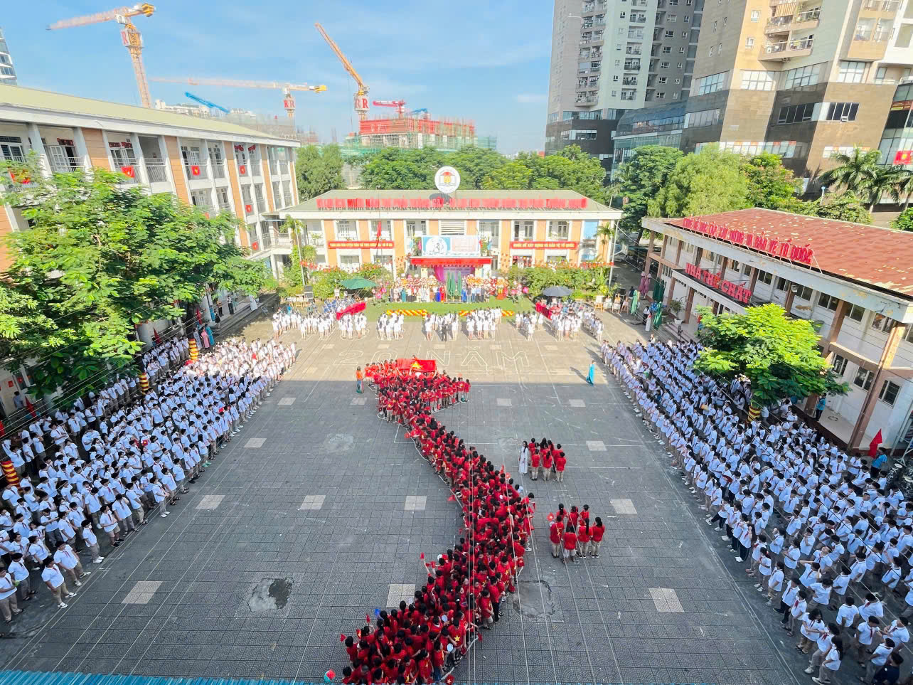 Tiết mục chào mừng đặc sắc, học sinh đồng diễn, xếp hình bản đồ Việt Nam.