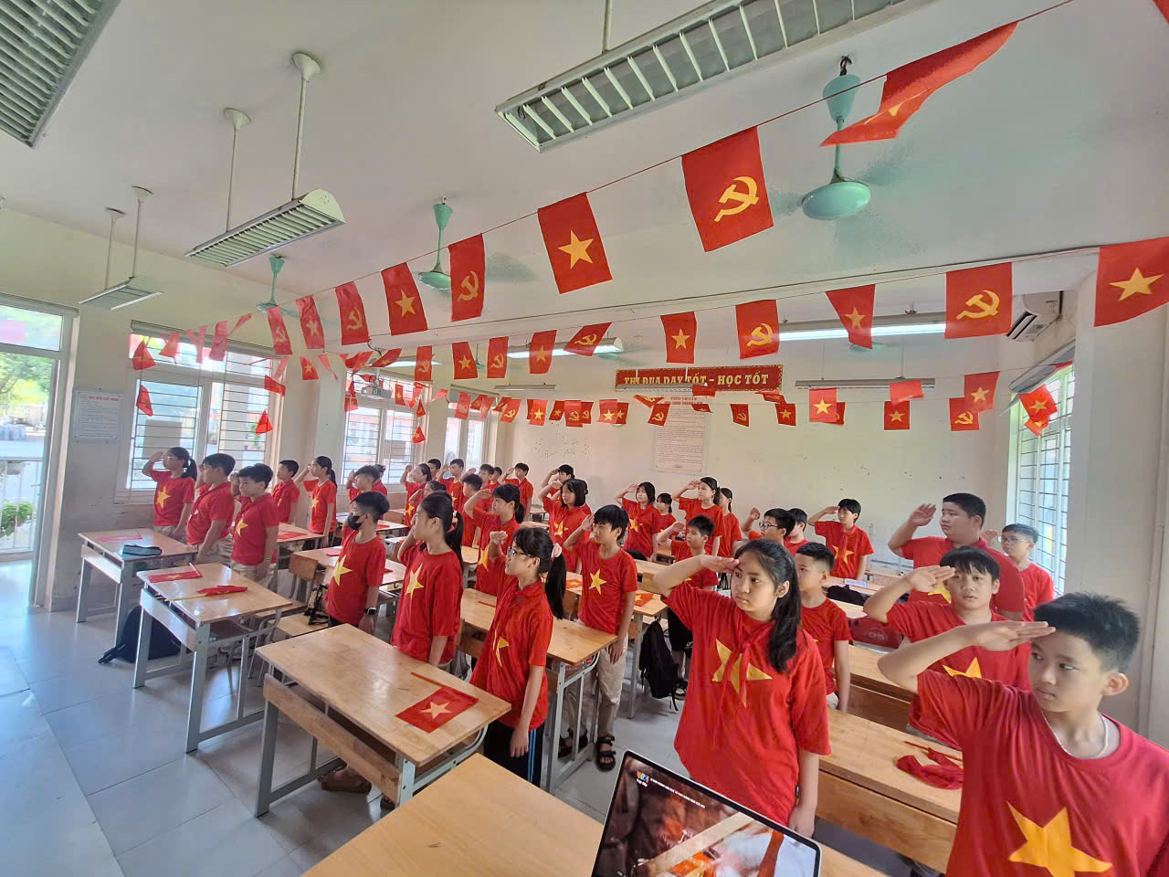 Học sinh tham gia Lễ khai giảng trực tuyến.