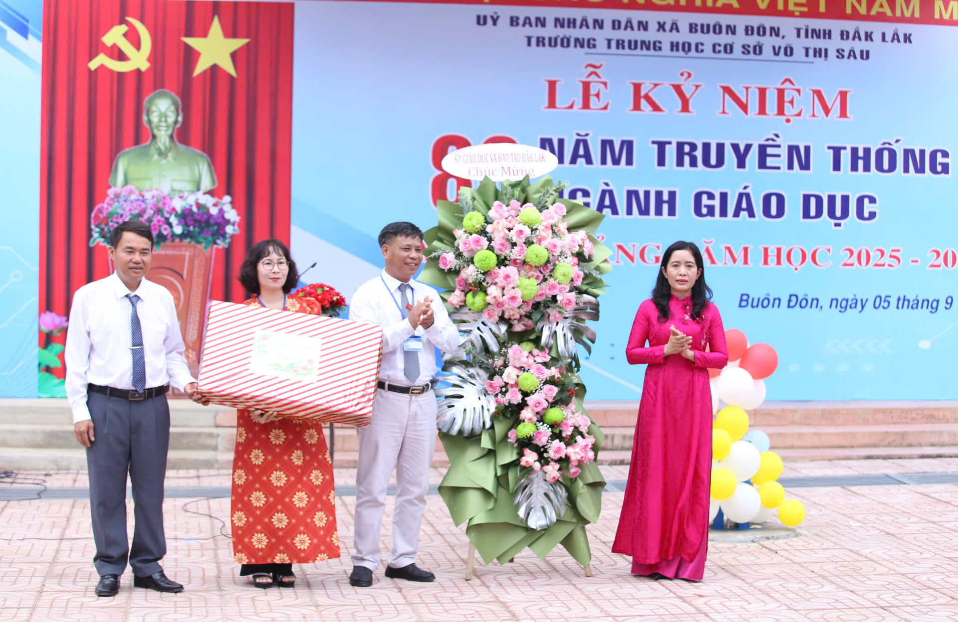 Ảnh 1. Giám đốc Sở GDĐT Lê Thị Thanh Xuân tặng hoa, quà chúc mừng thầy và trò trường THCS Võ Thị Sáu, xã Buôn Đôn