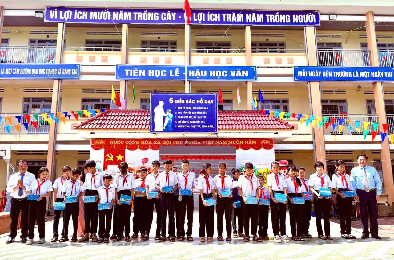 Trường THCS Hoà Phú, Xã Hòa Phú trao 24 suất học bổng cho các bạn học sinh hoàn cảnh khó khăn đầu năm học mới