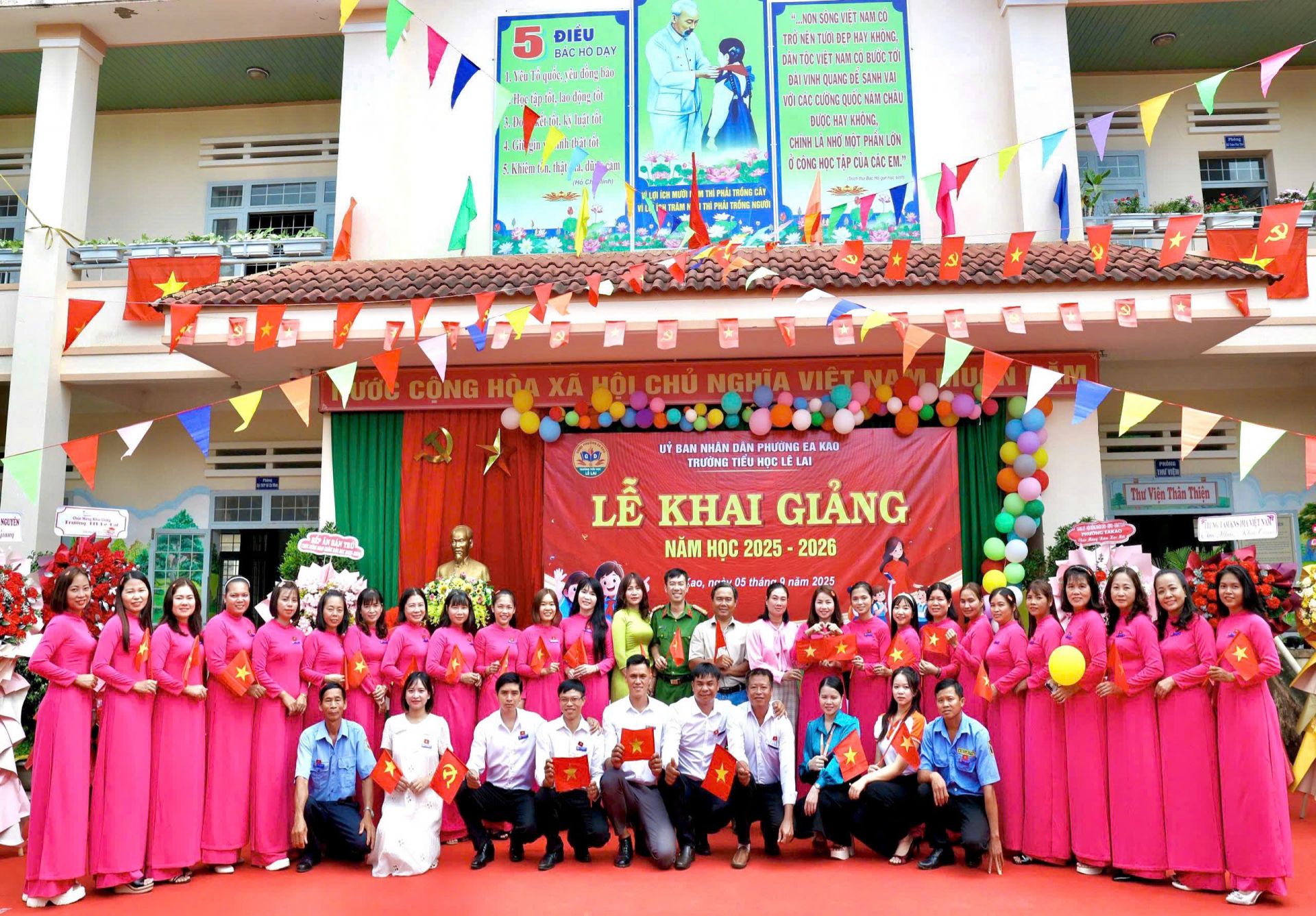 rường Tiểu học Lê Lai, Phường Ea Kao rộn ràng cờ hoa ngày hội khai trường