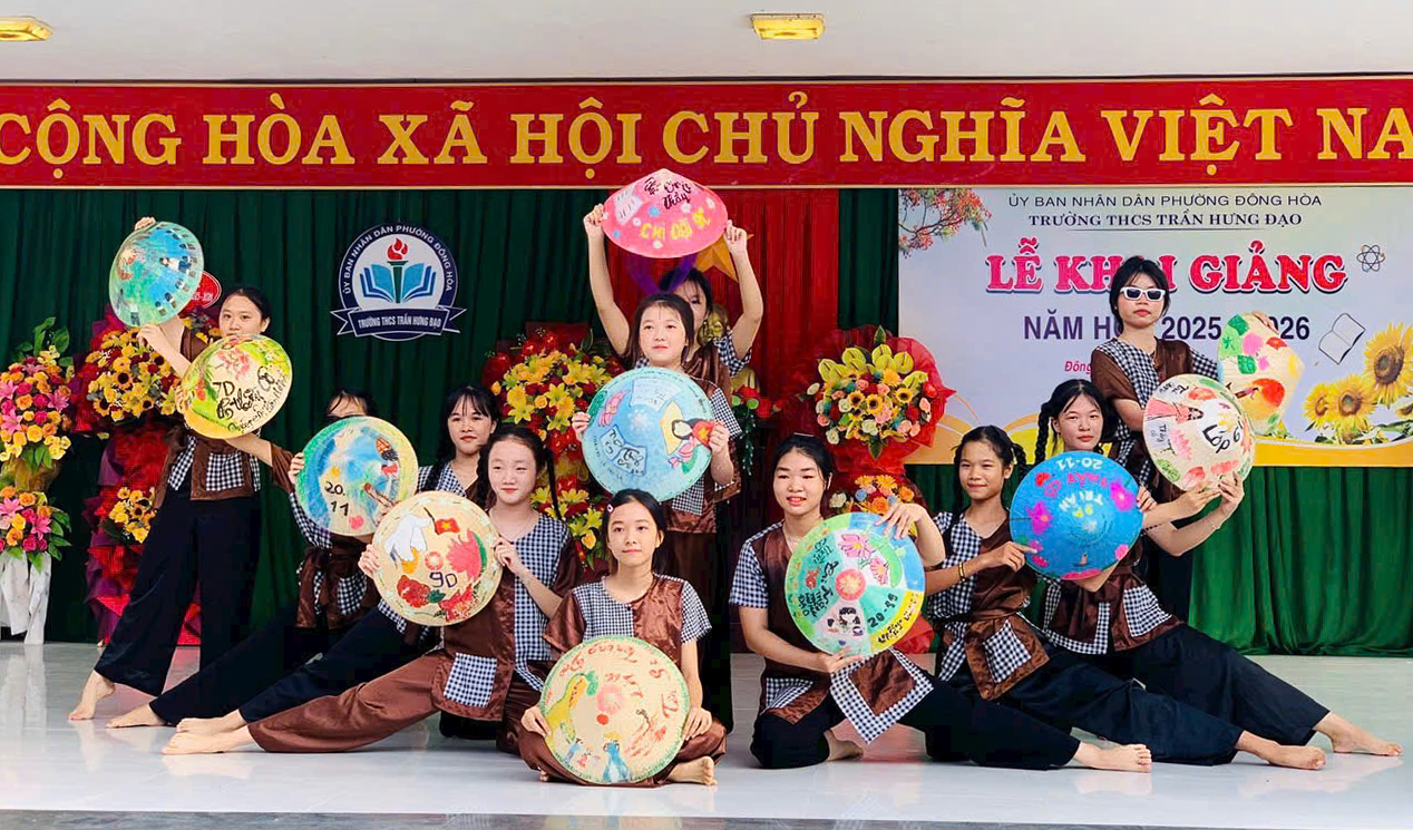 Trường THCS Trần Hưng Đạo, Phường Đông Hoà đón chào năm học mới bằng những tiết mục văn nghệ công phu