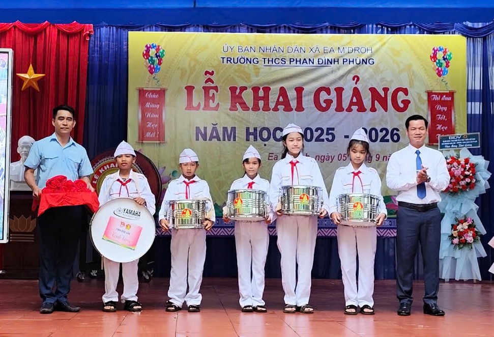 Trường THCS Phan Đình Phùng, xã Ea M'Droh, tỉnh Đăk Lăk vinh dự đón nhận bộ trống Đội mới do Tỉnh Đoàn trao tặng