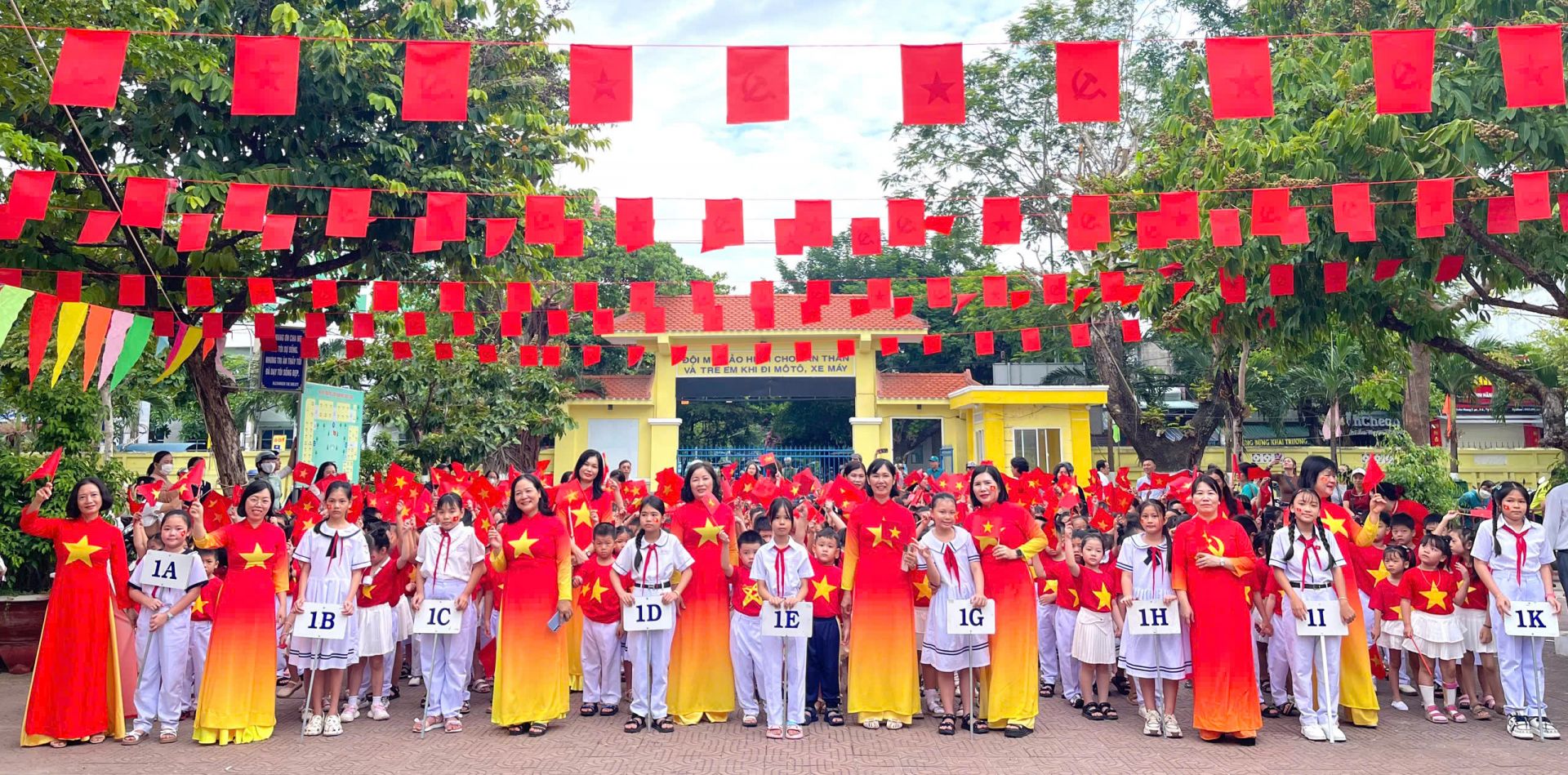 Cô trò trường Tiểu học Trưng Vương, phường Tuy Hòa rực rỡ trong ngày khai giảng.