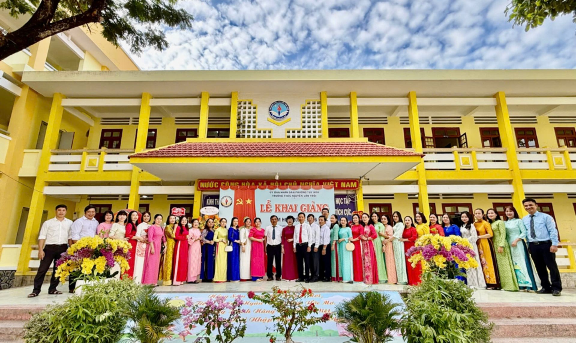 Tập thể thầy cô trường THCS Nguyễn Văn Trỗi, Phường Tuy Hòa phấn khởi chào đón năm học mới.