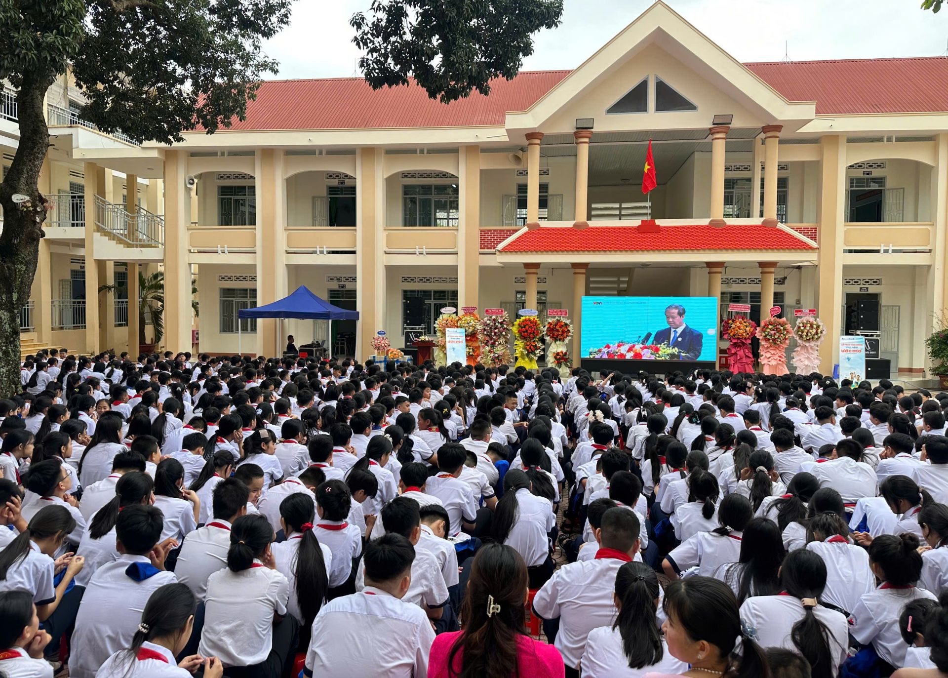 Các bạn học sinh Trường THCS Hùng Vương, Phường Buôn Ma Thuột, tỉnh chăm chú lắng nghe Bộ trưởng Bộ Giáo dục Nguyễn Kim Sơn phát biểu