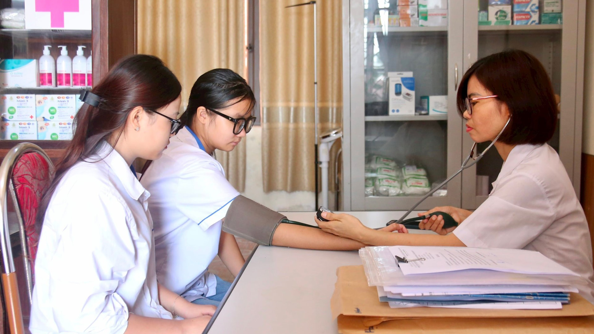 Từ năm học 2025-2026, học sinh tham gia BHYT sẽ được hưởng nhiều quyền lợi. Từ năm học 2025-2026, học sinh tham gia BHYT sẽ được hưởng nhiều quyền lợi.