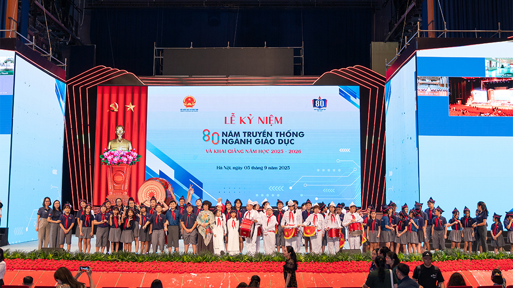 Cùng lúc, gần 60 học sinh TH School đã có vinh dự góp mặt trực tiếp tại lễ khai giảng toàn quốc do Bộ Giáo dục và Đào tạo tổ chức tại Trung tâm Hội nghị Quốc gia.