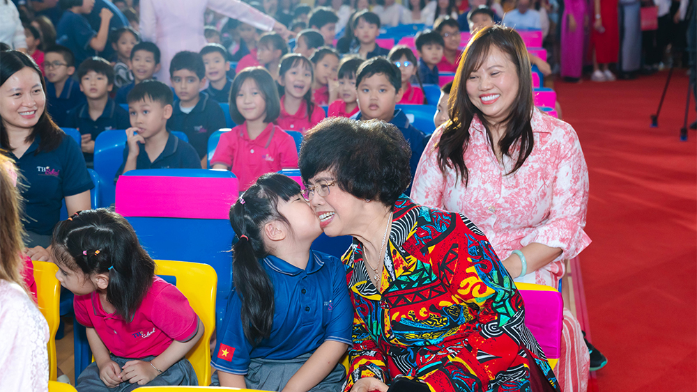Anh hùng Lao động Thái Hương – Nhà sáng lập TH School – tới thăm và chung vui cùng học sinh, giáo viên trong ngày lễ trọng đại.