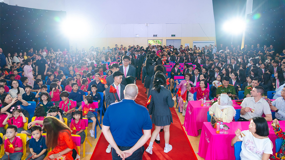 Những học sinh mới được chào đón trang trọng trong tiếng rung chuông – một trong những nghi thức truyền thống của TH School.