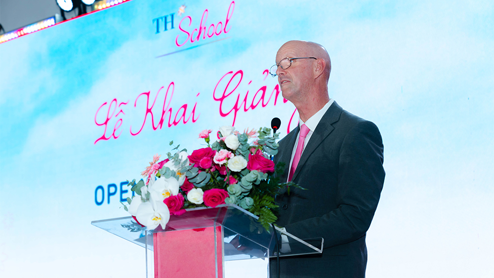 Thầy Tom Pado – Tổng Hiệu trưởng TH School – tuyên bố định hướng phát triển toàn diện trong năm học tới và nhấn mạnh giá trị của việc mang lại hạnh phúc đích thực cho học sinh.