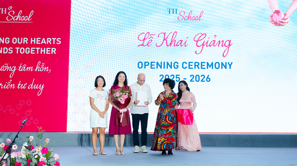 Anh hùng Lao động Thái Hương – Nhà sáng lập TH School – gửi lời cảm ơn tới Nhạc trưởng Đồng Quang Vinh vì đã đóng góp xây dựng chương trình Âm nhạc Việt Nam tại TH School và hỗ trợ dàn dựng các tiết mục biểu diễn của học sinh trong nhiều sự kiện lớn.