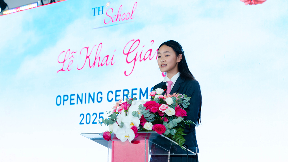 Đại diện học sinh, bạn Vũ Angela Phương Linh (lớp 9), đã có những chia sẻ đầy xúc động về hành trình trưởng thành tại TH School bằng cả tiếng Anh và tiếng Việt.